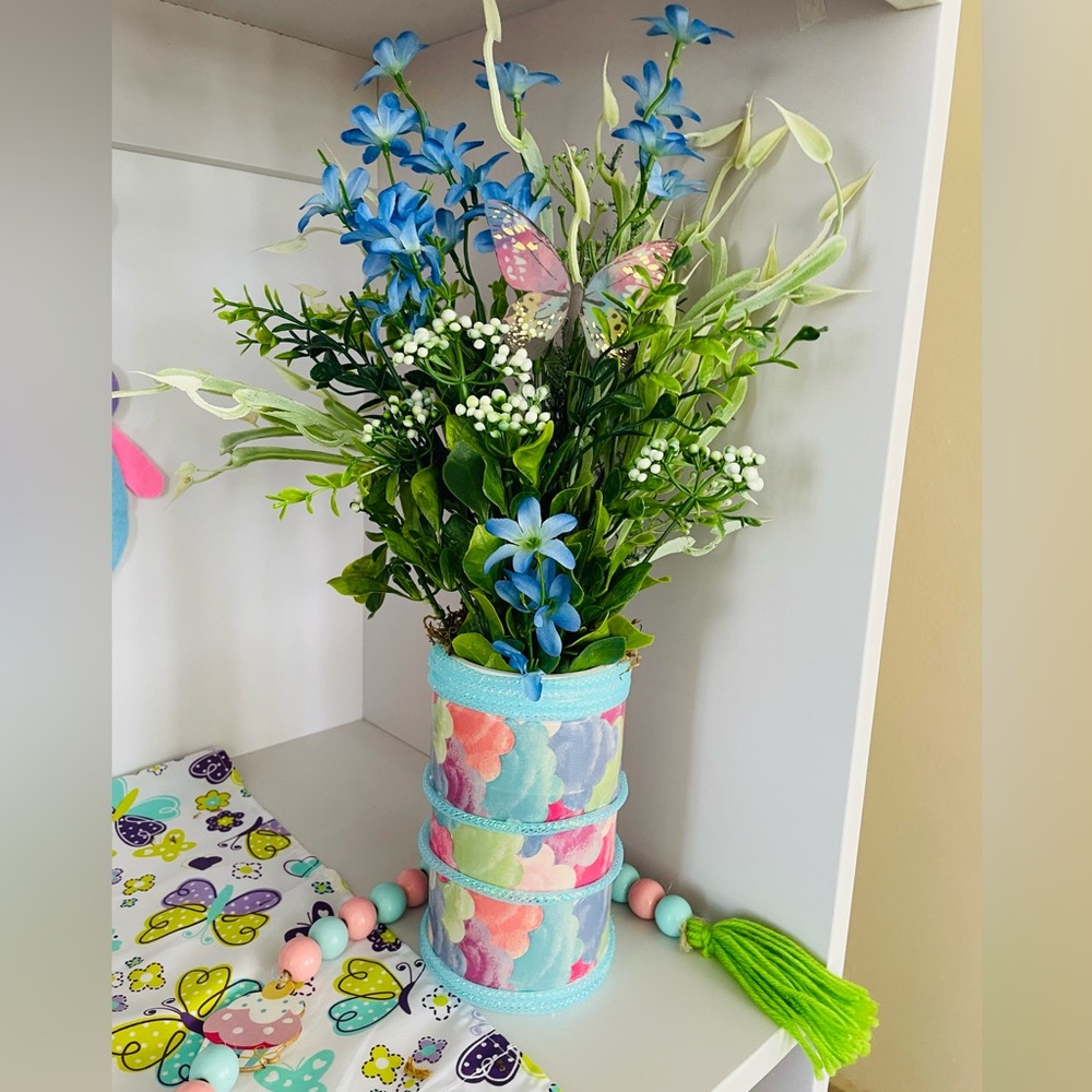 🎈now $7. Spring Floral Arrangement in Pastel Cloud Vase